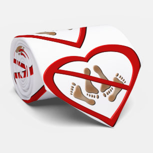 Liefde die voeten maakt in een hartvormig verboden stropdas