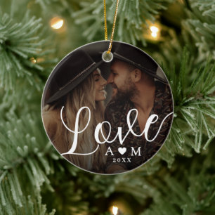 Liefde Elegant Script Hart Monogram Twee Foto Keramisch Ornament