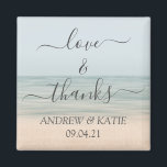 Liefde en Bedankt Beach Front  Hawaiian Wedding Magneet<br><div class="desc">Geef je gasten een souvenir voor je bruiloft en betuig je hartelijke dankbaarheid met deze elegante magneet op de voorgrond van het strand en een kalligrafie met het gezegde "liefde en bedankt!". Pas de naam en de trouwdatum aan.</div>