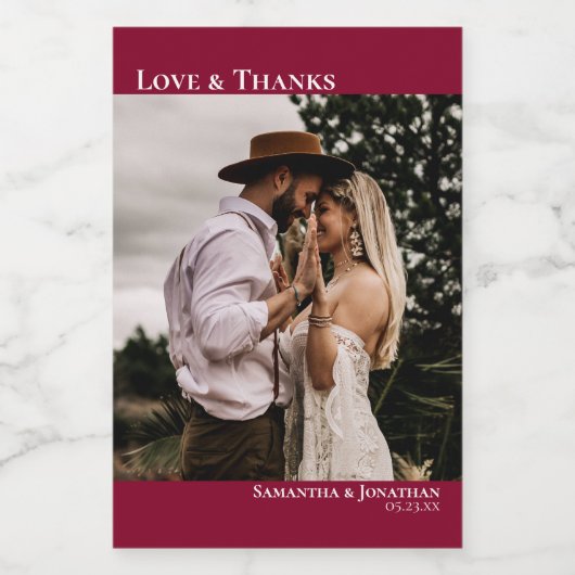 Liefde en Bedankt Cranberry Red Wedding Foto Mini Wijn Etiket (Enkel label)