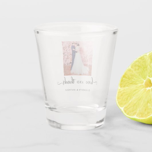 Liefde en Bedankt Foto Elegant Script Chic Wedding Shot Glas (Achterkant)