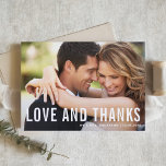 Liefde en Bedankt | Moderne typografie foto bruilo<br><div class="desc">Stuur bedankt naar familie en vrienden met deze aanpasbare foto dank u kaart. Het beschikt over een moderne typografie en bewerkbaar groen patroon. Personaliseer door uw foto en details toe te voegen. Deze foto bedankkaart is perfect voor bruiloften,  afstuderen,  verjaardagen en andere evenementen.</div>