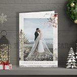 Liefde en bedankt pasgetrouwden Kerst feestdagen f<br><div class="desc">Pas getrouwd rustieke waterverf elegante kerstvakantie fotocollage gevouwen kaart met handgeschilderde dennenboom en een winterrode bordeaux en blozend bloemen en gebladerte boeketten over een ivoorcrème gewassen achtergrond. Gemakkelijk te personaliseren met uw foto's, tekst, wensen en handtekening aan de voorzijde en in de kaart! Dat is een moderne manier voor een...</div>
