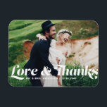 Liefde en Bedankt Retro Script Fotobruiloft Magneet<br><div class="desc">Vier je liefde en show dankbaarheid met onze aanpasbare foto bruiloft dank je magneet! Deze unieke aandenken is ideaal om uw dierbaren te herinneren aan uw speciale dag, terwijl het uiten van uw oprechte bedankt op een gedenkwaardige manier. Het is voorzien van de uitdrukking "Love & Bedankt" in charmante retro...</div>