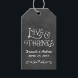 Liefde en Bedankt Rustiek Script Chalkboard Bruilo Cadeaulabel<br><div class="desc">Charmante chalkboard gunsttags beschikken over "Liefde en Bedankt" met een aangepast trouwmonogram in handgeschreven stijl lettertypen met een hart- en scrolldesignaccent dat een wit krijt uiterlijk heeft. De achtergrond heeft een rustieke zwarte raad geweven verschijning.</div>