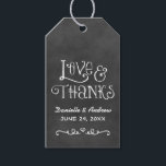 Liefde en Bedankt Rustiek Script Chalkboard Bruilo Cadeaulabel<br><div class="desc">Charmante chalkboard gunsttags beschikken over "Liefde en Bedankt" met een aangepast trouwmonogram in handgeschreven stijl lettertypen met een hart- en scrolldesignaccent dat een wit krijt uiterlijk heeft. De achtergrond heeft een rustieke zwarte raad geweven verschijning.</div>