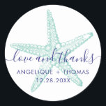 Liefde en Bedankt Starfish Beach Wedding Favor Ronde Sticker<br><div class="desc">De Beach bruiloft gunt etiketteert stickers met ""liefde en bedankt" en gepersonaliseerde bruid- en bruidnamen en trouwdatum in een chic modern script lettertype boven een  rustige starfish sketch in turquoise aqua blauwgroen blauw en marine.</div>