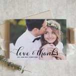 Liefde en Bedankt | Zwarte kalligrafie foto bruilo<br><div class="desc">Stuur bedankt naar familie en vrienden met deze aanpasbare foto dank u kaart. Het beschikt over een moderne typografie en bewerkbaar groen patroon. Personaliseer door uw foto en details toe te voegen. Deze foto bedankkaart is perfect voor bruiloften,  afstuderen,  verjaardagen en andere evenementen.</div>
