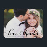 Liefde en Bedankt | Zwarte kalligrafie foto bruilo Magneet<br><div class="desc">Vier je liefde en show dankbaarheid met onze aanpasbare foto bruiloft dank je magneet! Deze unieke aandenken is ideaal om uw dierbaren te herinneren aan uw speciale dag, terwijl het uiten van uw oprechte bedankt op een gedenkwaardige manier. Het beschikt over een moderne typografie foto overlay. Personaliseer door uw foto...</div>