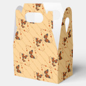 Liefde en botervliegen in oranje diagonaal bedankdoosjes (Geopend)