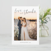 Liefde en Dank Minimalistisch Script Trouwfoto Bedankkaart (Staand voorkant)
