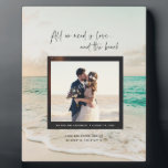 Liefde en de Beach Wedding Foto Fotoplaat<br><div class="desc">Een huwelijkskeepaardplak voor het pas gehuwde paar dat een bruiloft op het strand of een bruiloft op het strand had. Pas met uw achtergrondfoto aan (of verlaat zoals), uw trouwfoto, namen, trouwdatum, plaats en coördinaten. Om de coördinaten van je trouwlocatie te krijgen — zoek gewoon google de naam van de...</div>