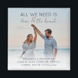 Liefde en het strand Bewaar de datumfoto Magneet<br><div class="desc">Tropische strand bruiloft opslaan van de datum magneten die lezen "Alles wat je nodig hebt is liefde en het strand". Pas het aan met uw foto,  namen,  trouwdatum en locatie.</div>