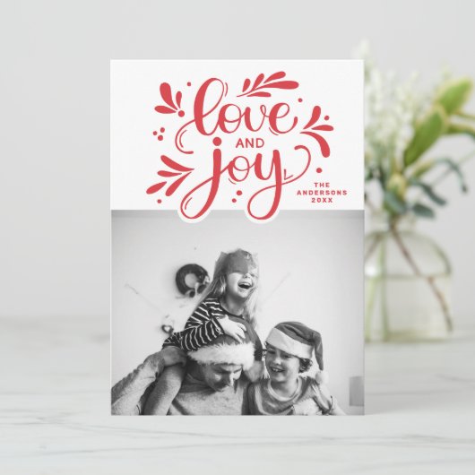 Liefde en Joy. Rood kerstscript kalligrafie Feestdagenkaart (Staand voorkant)