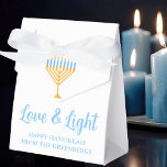 Liefde en Licht Chanoeka Menorah Custom Party Bedankdoosjes<br><div class="desc">Schattigee aangepaste Liefde en Licht Chanoeka partij gunst doos voor Joodse familie geschenken op een Chanoeka partij of een synagoge. Personaliseer met je eigen achternaam of groepsinformatie in het blauw rond de  gouden menora.</div>