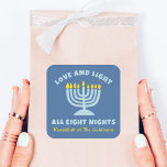 Liefde en licht - de acht nachten van Chanoeka Vierkante Sticker<br><div class="desc">Deel de blijdschap van Chanoeka met deze "Liefde en Licht Alle Acht Nachten" stickers! Met een serene blauwe achtergrond, een heldere menorah-illustratie en aanpasbare tekst voor familienamen, zijn deze ideaal voor Chanoeka-bijeenkomsten en brengen ze warmte en betekenis aan het Festival of Lights, waardoor elke avond iets specialer wordt. Personaliseer ze...</div>