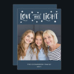 Liefde en licht | Foto en Stars Hanukkah Feestdagenkaart<br><div class="desc">Deze eenvoudige en stijlvolle Hanoekaart is voorzien van een foto van uw familie en de woorden "Liefde en Licht" in trendy,  moderne witte typografie,  met een spreiding van overeenkomende witte sterren.</div>