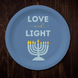 "Liefde en Licht" Joodse Menorah Blauwe Chanoeka Papieren Bordje<br><div class="desc">Breng een vleugje elegantie naar uw Chanoeka-feesten met deze "Love and Light"-borden, ideaal voor het serveren van traditionele vakantiefavorieten zoals latkes en jelly donuts. Met een serene blauwe achtergrond, een stralende menorah-illustratie en de inspirerende boodschap "Liefde en Licht" voegen deze borden warmte en zingeving toe aan uw vakantietafel. Ideaal voor...</div>