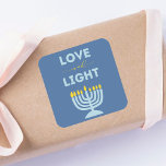 "Liefde en Licht" Joodse Menorah Blauwe Chanoeka Vierkante Sticker<br><div class="desc">Met een serene blauwe achtergrond,  een heldere menorah-illustratie en de inspirerende boodschap "Liefde en Licht" voegen deze stickers warmte en zingeving toe aan uw vakantiebijeenkomsten. Perfect voor familiediners,  feesten of een feestelijke Chanoeka-gelegenheid,  ze brengen zowel stijl als geest naar de viering.</div>