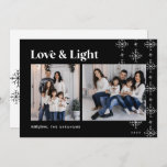 Liefde en licht | Modern Snowflakes Hanukkah Feestdagenkaart<br><div class="desc">Een modern en feestelijk ontwerp voor uw vakantiegroeten met twee foto's naast elkaar,  op een klassieke zwarte achtergrond voorzien van sneeuwvloktuinen langs de rechterkant. 'Liefde & Licht' staat bovenaan in retroflectuur,  met je familienaam en het jaar onderaan. Een modern en mooi vakantiekaartontwerp voor Kerstmis 2021.</div>