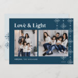 Liefde en licht | Modern Snowflakes Hanukkah Feestdagenkaart<br><div class="desc">Een modern en feestelijk ontwerp voor uw vakantievergrotingen met twee foto's naast elkaar,  op een doorsnee winterblauwe achtergrond met sneeuwvlokkende tuinen langs de rechterkant. 'Liefde & Licht' staat bovenaan in retroflectuur,  met je familienaam en het jaar onderaan. Een modern en doordringend vakantiekaartontwerp voor Hanukkah 2021.</div>