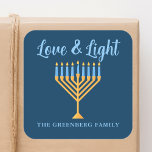 Liefde en Lichtblauw Goud Chanoeka Menorah Vierkante Sticker<br><div class="desc">Schattigee aangepaste Liefde en Lichte Chanoeka sticker voor een joodse familie of een Chanoeka feest met een synagoge. Personaliseer met je eigen achternaam of groepsinformatie in het blauw onder de  gouden menora.</div>