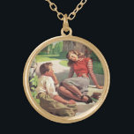 liefde en Romance, middelbare school Sweethearts Goud Vergulden Ketting<br><div class="desc">illustratie liefde en romance design met een schattig jong koppel dat op school flirt. De tieners zitten met hun lesboeken op een paar stappen in de schaduw van de bomen om de campus.</div>