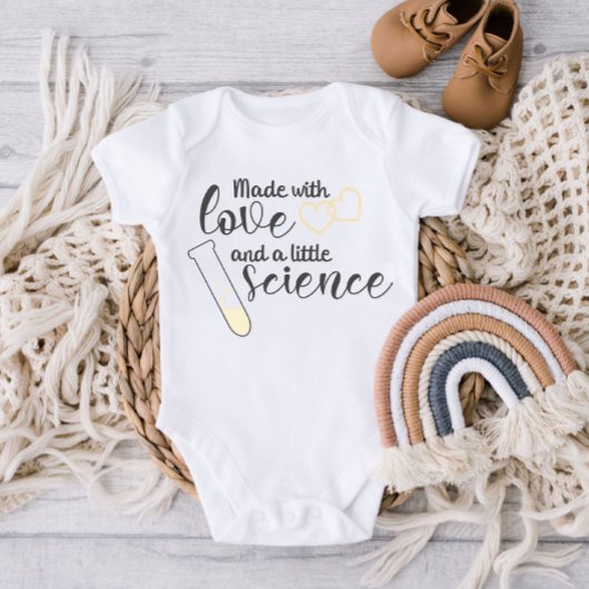 Liefde en Wetenschap IVF Quote Geel Zwart Tekst Romper