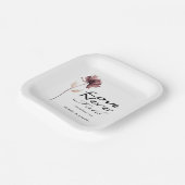 Liefde faalt nooit Bijbel Bourgondië Bloem Bruilof Papieren Bordje (Gebogen)