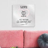 Liefde faalt nooit Bijbelvers Canvas Afdruk (Insitu (Woonkamer))