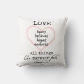 Liefde faalt nooit Bijbelvers Kussen (Voorkant)