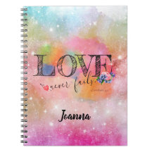 Liefde faalt nooit pastel schriftuur  