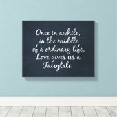 Liefde geeft ons een sprookjescitaat canvas afdruk (Insitu (Houten vloer))
