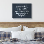 Liefde geeft ons een sprookjescitaat canvas afdruk (Insitu (Slaapkamer))