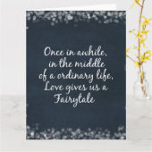 Liefde geeft ons een sprookjescitaat kaart (Gele Bloem)