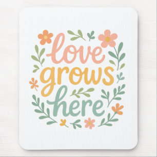 Liefde groeit hier Cottagecore typografie kunst Muismat