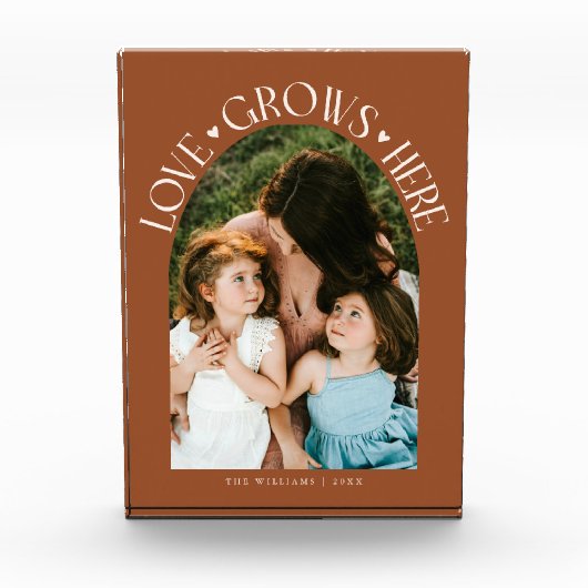 Liefde Groeit Hier Moderne Boog Terracotta Fotoblokken (Voorkant)
