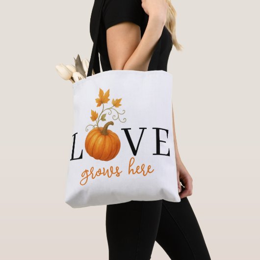 Liefde groeit hier | Pompoenlettering herfst Tote Bag (Dichtbij)