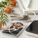 Liefde hart gepersonaliseerd monogram foto op maat sleutelhanger<br><div class="desc">Liefde hart gepersonaliseerde foto monogram op maat gemaakte sleutelhanger. Upload eenvoudig uw eigen foto naar deze sleutelhanger en verplaats of snijd om de beste pasvorm te krijgen. Sleutelhanger foto geschenken gemaakt door u van Ricaso</div>