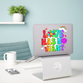 Liefde heeft geen behoefte aan regenboog sticker (Laptop op bureau)