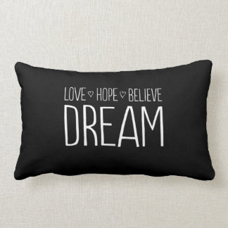 Liefde. Hoop. Geloof me. Dream. Kussen