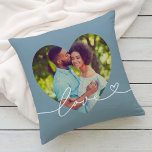 Liefde in aangepaste vorm van aangepaste vorm van  kussen<br><div class="desc">Moderne en stijlvolle aangepaste slingerdesign biedt een favoriete foto in een grote hartvorm met een minimale witte 'Love'-typografische overlay,  met bloeiende en hartdetails. De grijs-achtige groene blauwe achtergrondkleur van leisteen kan worden gewijzigd. Een uniek cadeauidee voor een nieuw echtpaar of voor je geliefde op Valentijnsdag!</div>