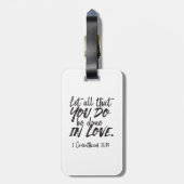 Liefde in actie - 1 Korintiërs 16:14 Inspirerend Bagagelabel (Achterkant verticaal)