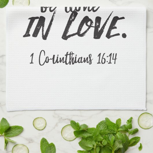 Liefde in actie - 1 Korintiërs 16:14 Inspirerend Theedoek (Gevouwen)