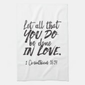 Liefde in actie - 1 Korintiërs 16:14 Inspirerend Theedoek (Verticaal)