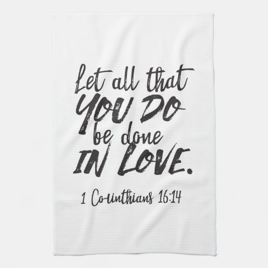 Liefde in actie - 1 Korintiërs 16:14 Inspirerend Theedoek (Verticaal)