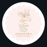 Liefde in Bloom Wedding Shower Favoriet Ronde Sticker<br><div class="desc">Ontdek hoe het toevoegen van een vleugje elegantie met onze Love in Bloom Vrijgezellenfeest Ronde Stickers de favorieten en envelopafdichtingen van uw evenement kan transformeren. Deze stijlvolle stickers zijn de perfecte manier om zelfs de eenvoudigste geschenken te personaliseren en te verheffen, waardoor uw vrijgezellenfeest een onvergetelijke ervaring voor iedereen is....</div>