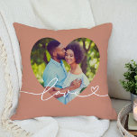 Liefde in de Aangepaste foto van de Schrijfkunst Kussen<br><div class="desc">Moderne en stijlvolle aangepaste slingerdesign biedt een favoriete foto in een grote hartvorm met een minimale witte 'Love'-typografische overlay,  met bloeiende en hartdetails. De gedempte klei oranje achtergrondkleur kan worden gewijzigd. Een uniek cadeauidee voor een nieuw echtpaar of voor je geliefde op Valentijnsdag!</div>