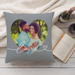 Liefde in de Grijze Aangepaste Foto van het Manusc Kussen<br><div class="desc">Moderne en stijlvolle aangepaste slingerdesign biedt een favoriete foto in een grote hartvorm met een minimale witte 'Love'-typografische overlay,  met bloeiende en hartdetails. De grijze achtergrondkleur kan worden gewijzigd. Een uniek cadeauidee voor een nieuw echtpaar of voor je geliefde op Valentijnsdag!</div>