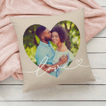 Liefde in het Manuscript Beige Aangepaste Foto van Kussen<br><div class="desc">Moderne en stijlvolle aangepaste slingerdesign biedt een favoriete foto in een grote hartvorm met een minimale witte 'Love'-typografische overlay,  met bloeiende en hartdetails. De neutrale grijze beige achtergrondkleur kan worden gewijzigd. Een uniek cadeauidee voor een nieuw echtpaar of voor je geliefde op Valentijnsdag!</div>